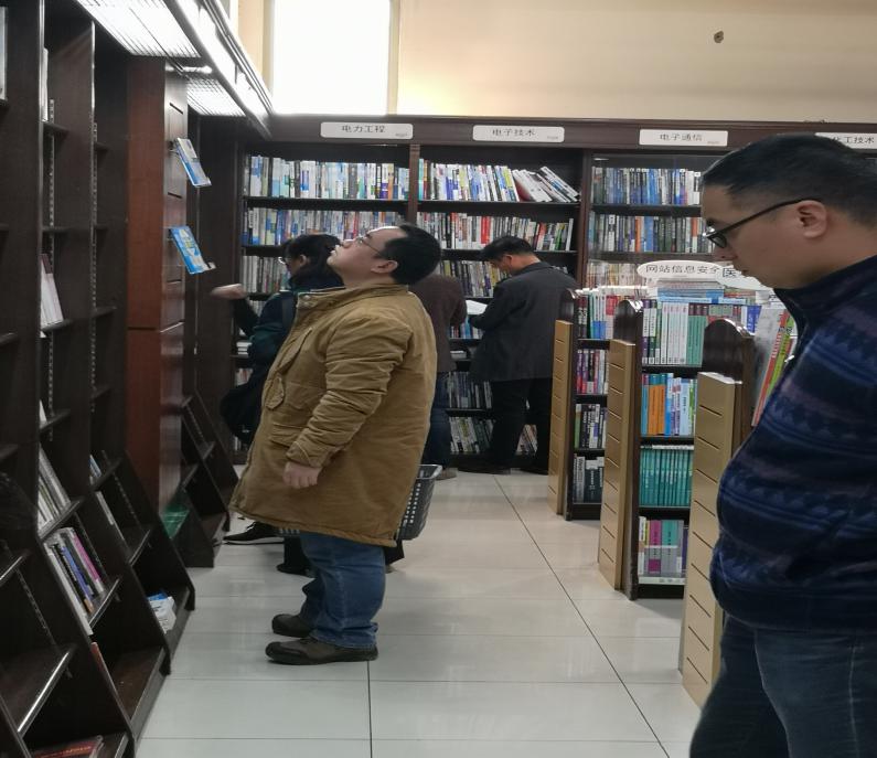 圖書館開展“你選書，我買單”圖書現(xiàn)采活動(dòng)