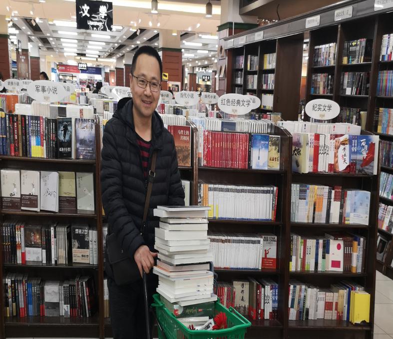 圖書館開展“你選書，我買單”圖書現(xiàn)采活動(dòng)