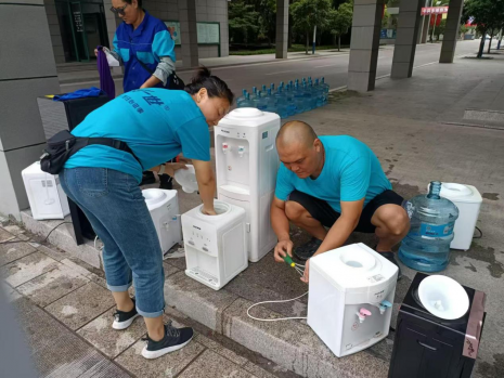 飲用水公司為師生清洗飲水機現(xiàn)場