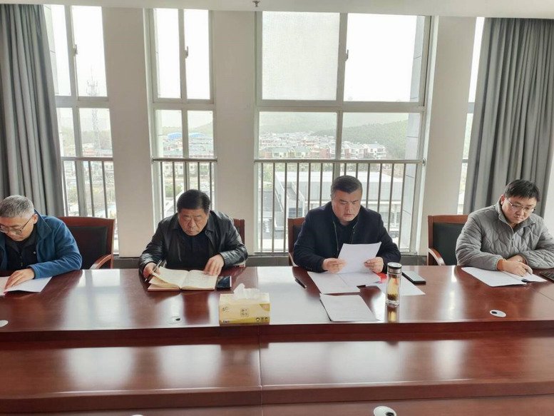 汽車工程學(xué)院黨支部書記閆軍同志主持會(huì)議